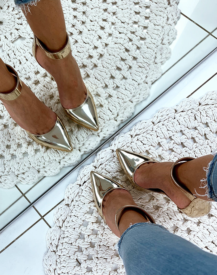 Escarpins dorés à larges brides et bouts pointus