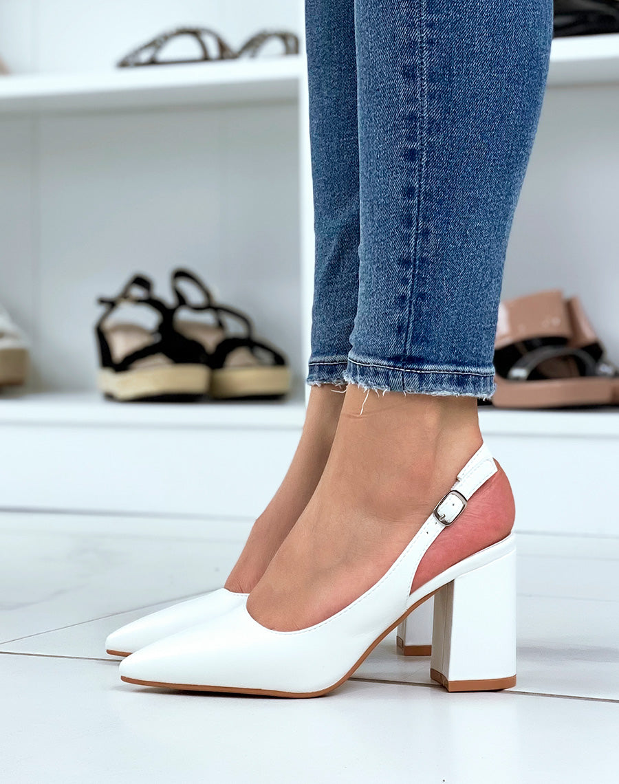 Escarpins en simili cuir blancs ouverts à talon plat
