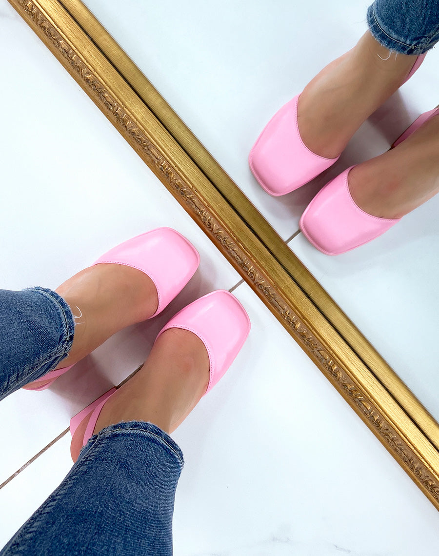 Escarpins en similicuir roses à talon large et plat