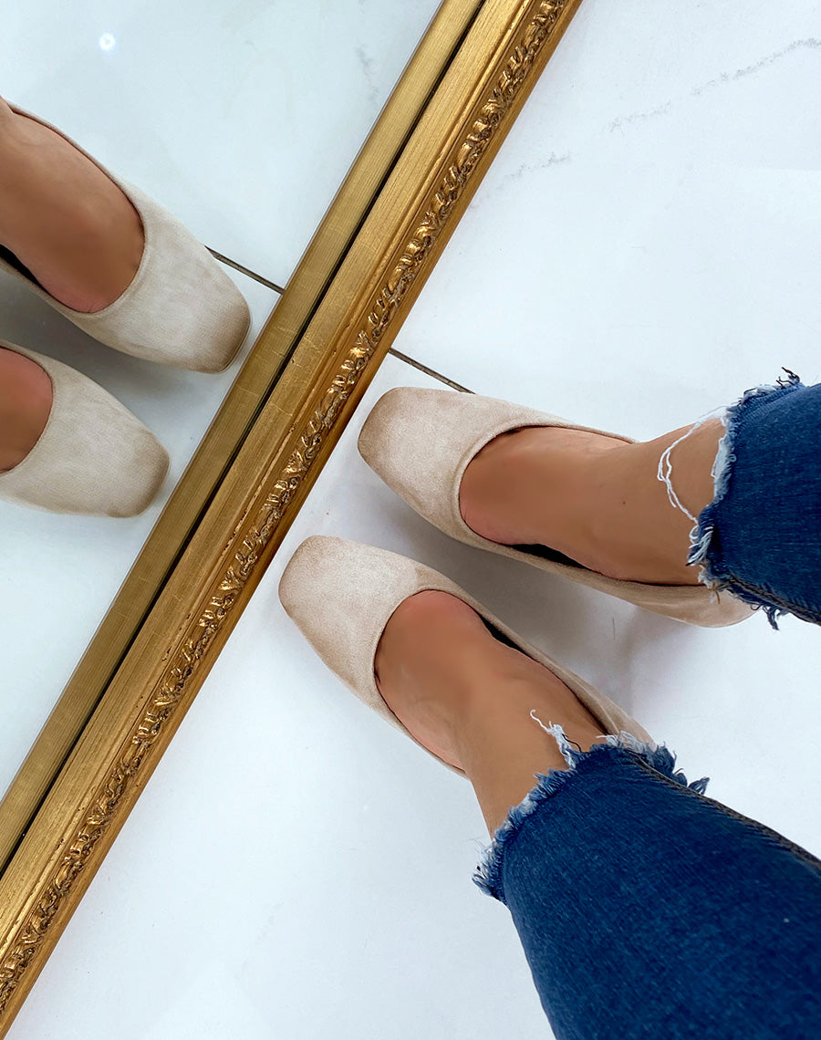 Escarpins en suédine beige à bout carré