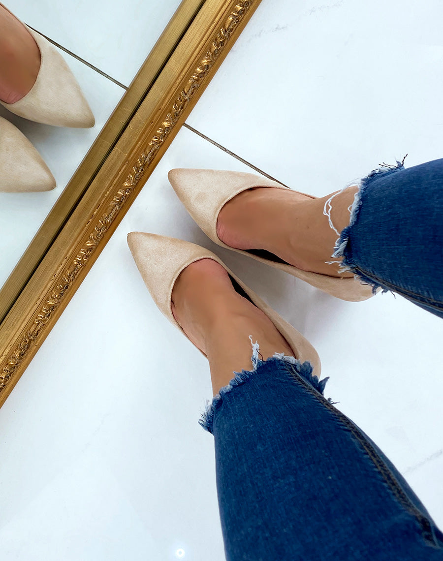 Escarpins en suédine beige à bout pointu