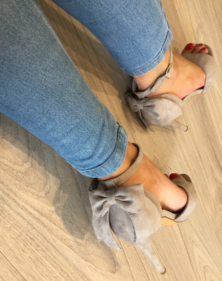 Escarpins en suédine gris à talons