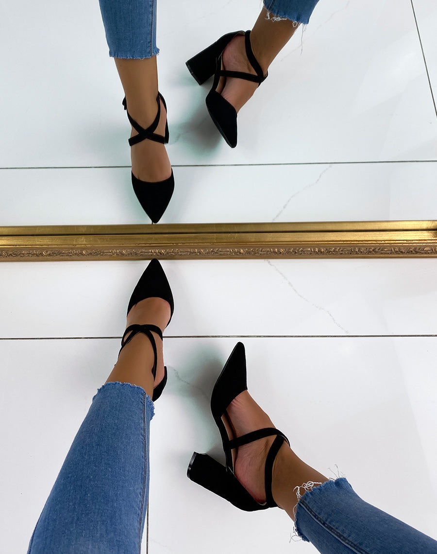 Escarpins en suédine noire à brides entrecroisées