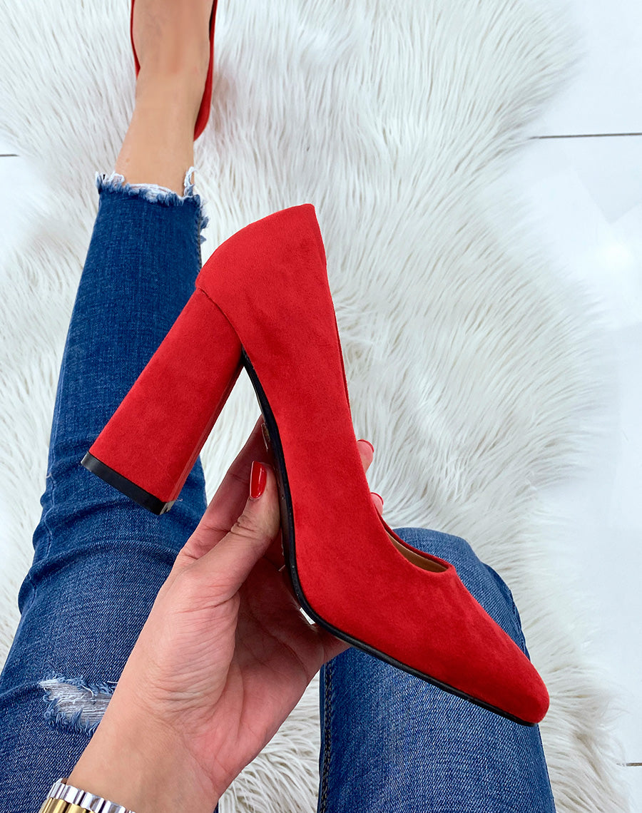 Escarpins en suédine rouge à bout carré