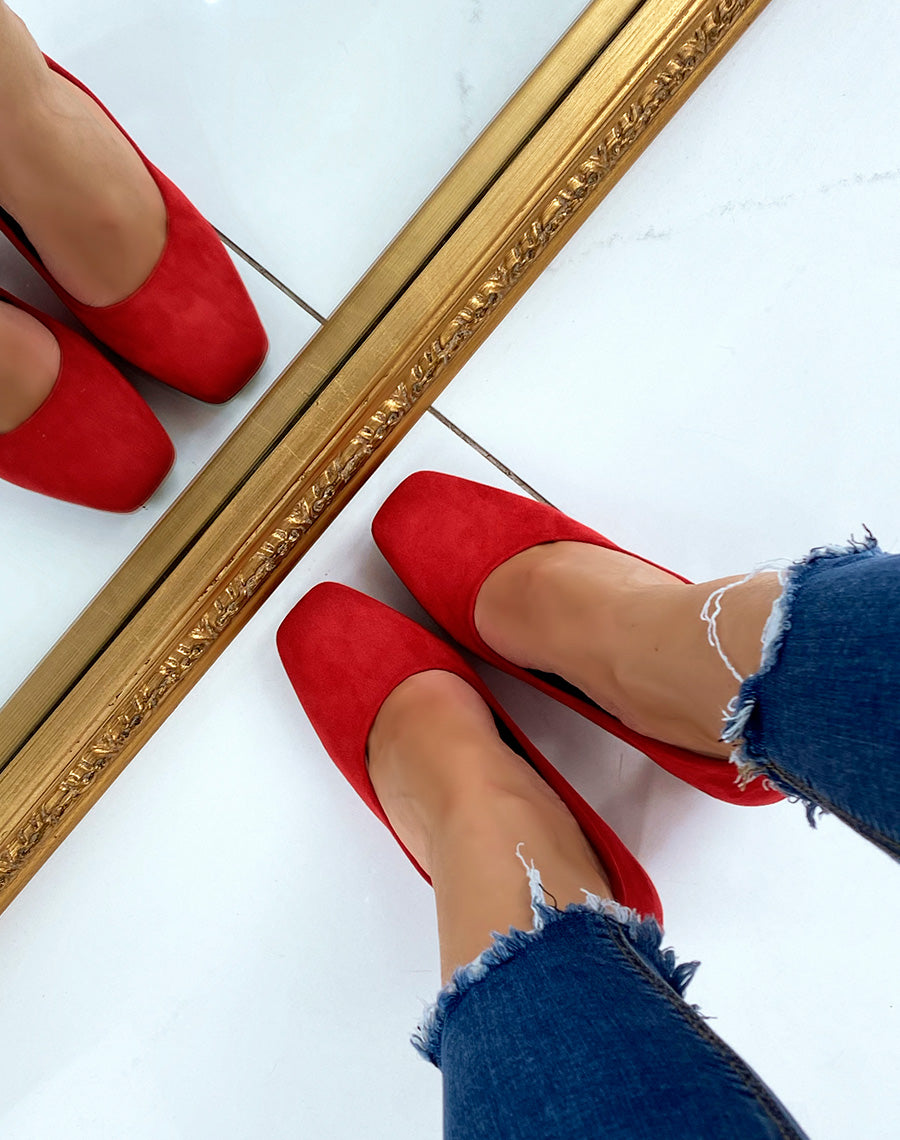 Escarpins en suédine rouge à bout carré