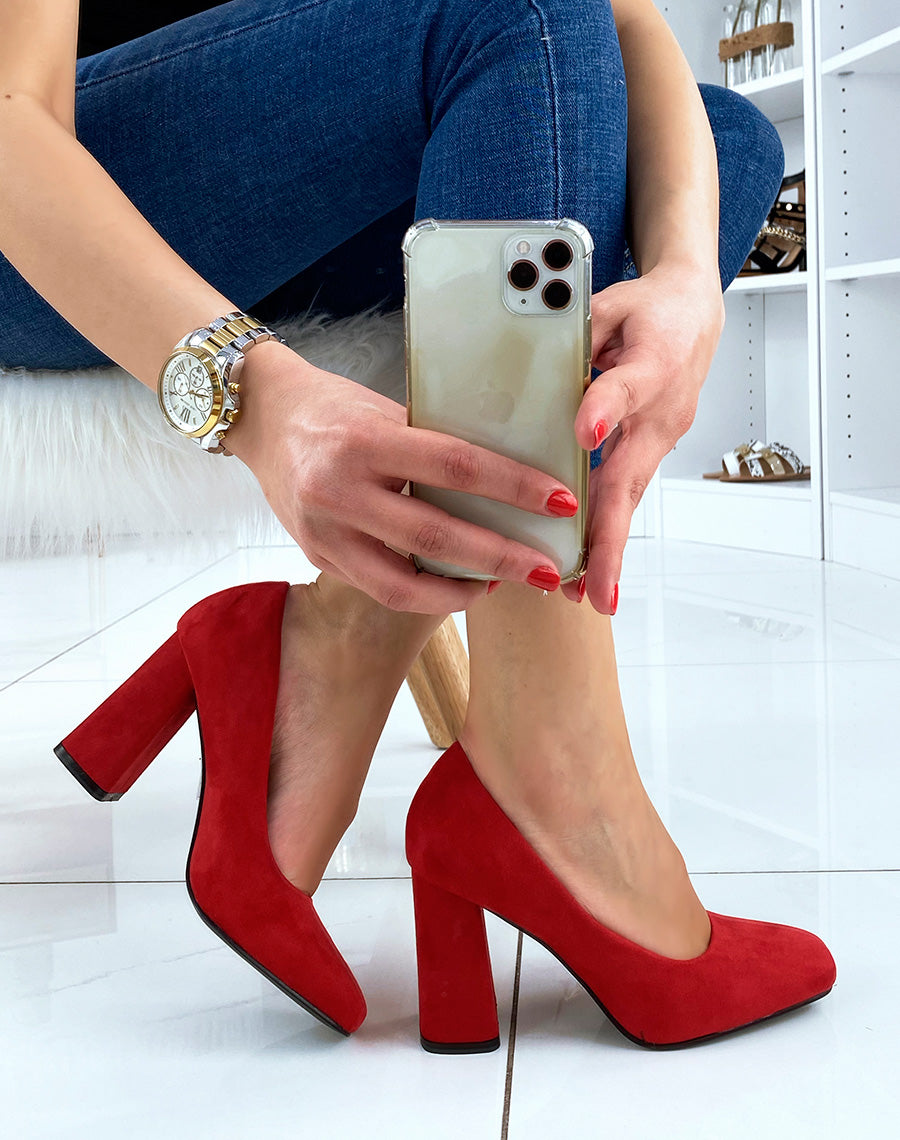 Escarpins en suédine rouge à bout carré