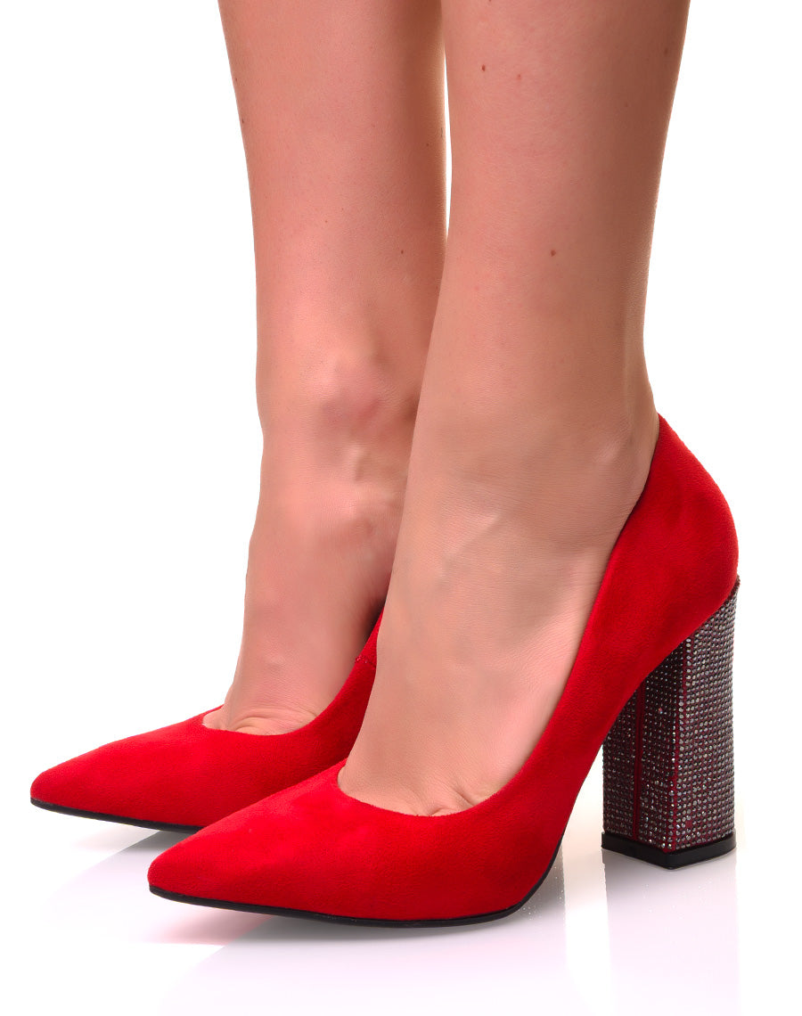 Escarpins en suédine rouges à talons à strass carrés