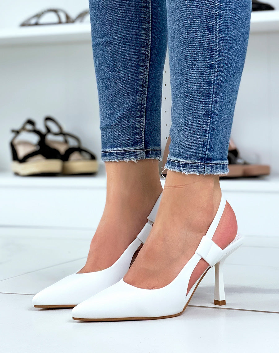 Escarpins en tissu blancs ouverts à talon aiguille