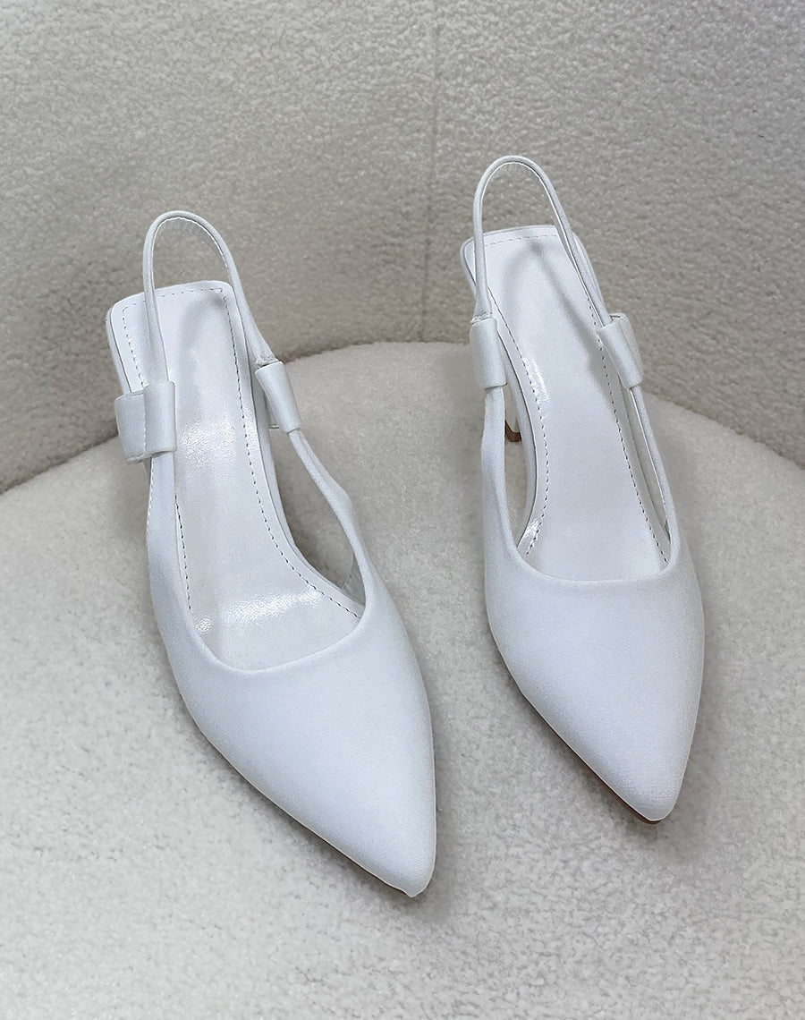 Escarpins en tissu blancs ouverts à talon aiguille