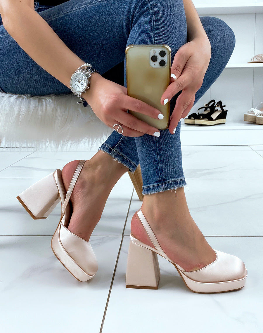 Escarpins en tissu satiné champagnes à talon large et plat