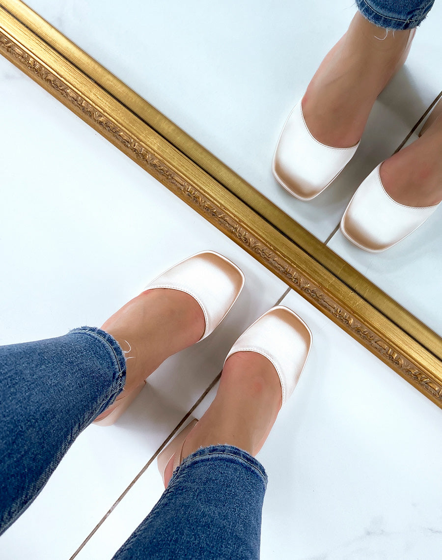 Escarpins en tissu satiné champagnes à talon large et plat