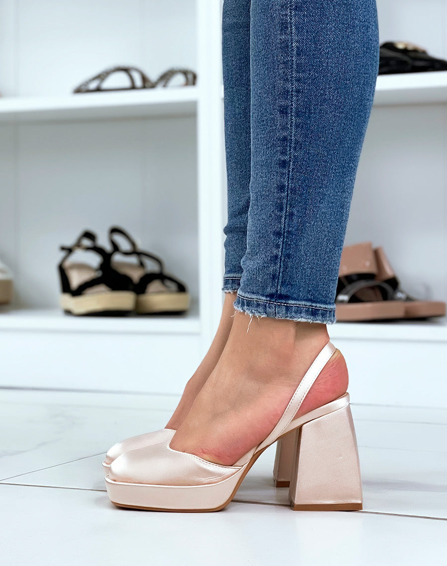 Escarpins en tissu satiné champagnes à talon large et plat