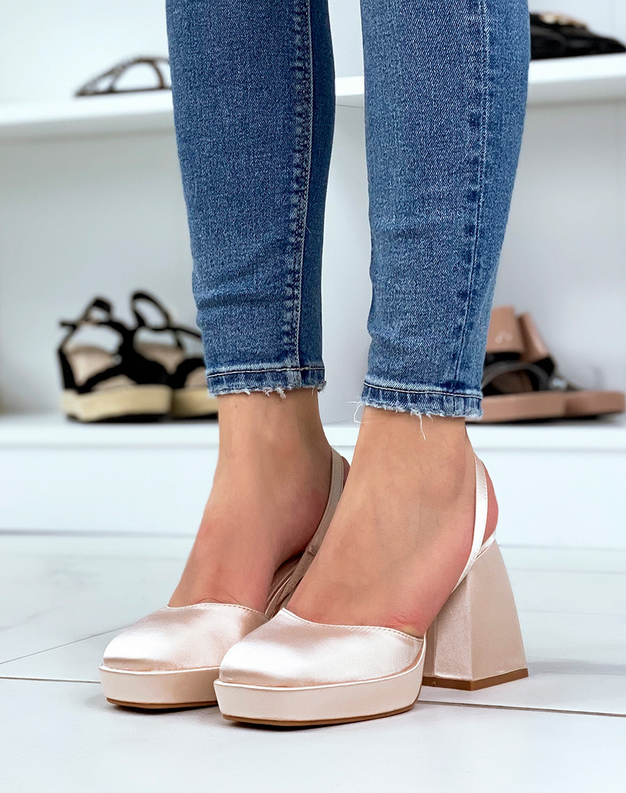 Escarpins en tissu satiné champagnes à talon large et plat