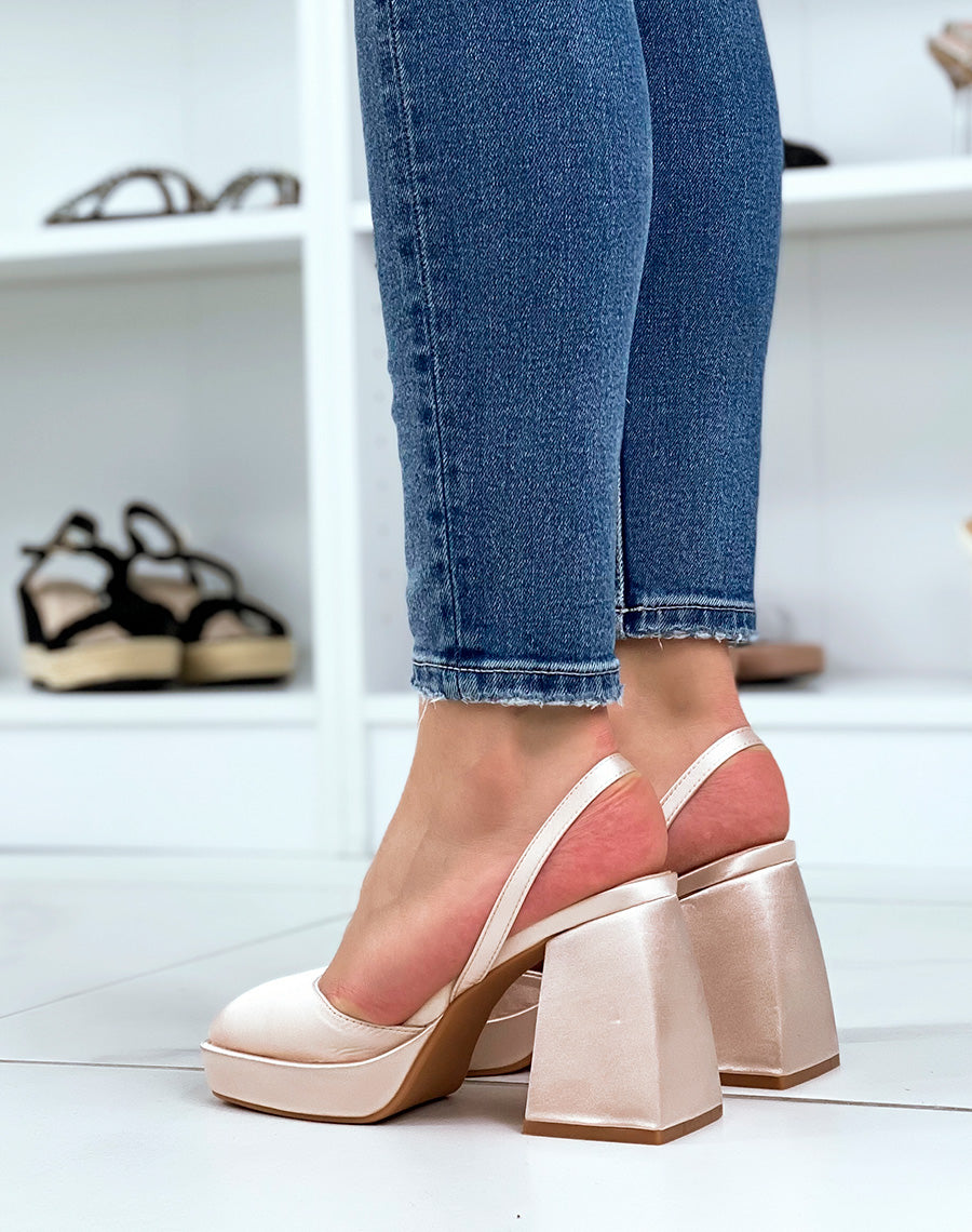 Escarpins en tissu satiné champagnes à talon large et plat