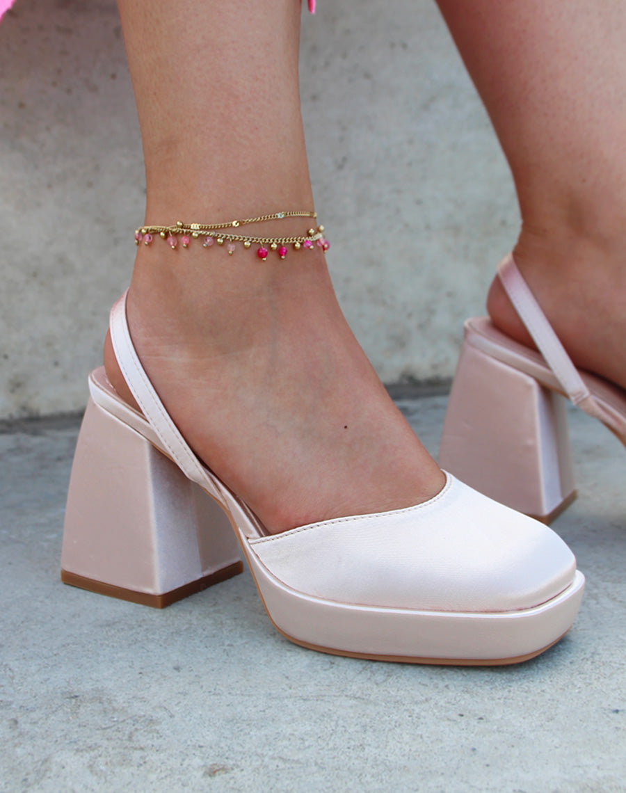 Escarpins en tissu satiné champagnes à talon large et plat