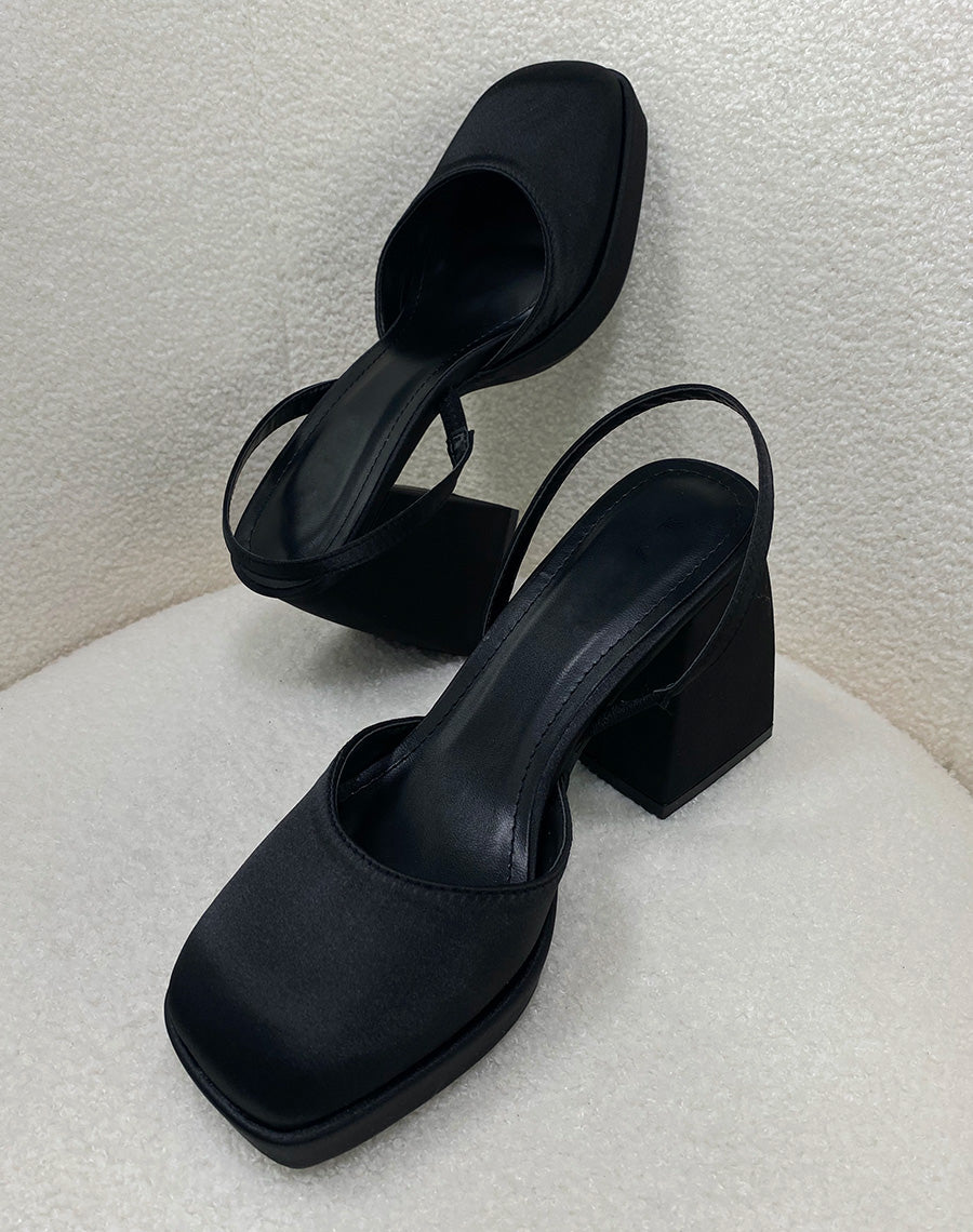 Escarpins en tissu satiné noirs à talon large et plat