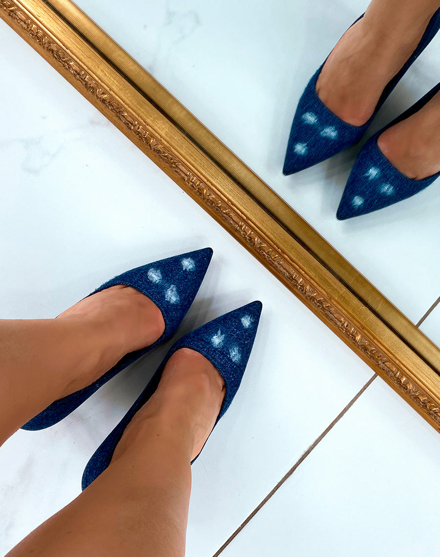 Escarpins femme en jean foncé effet vieilli : L'élégance redéfinie