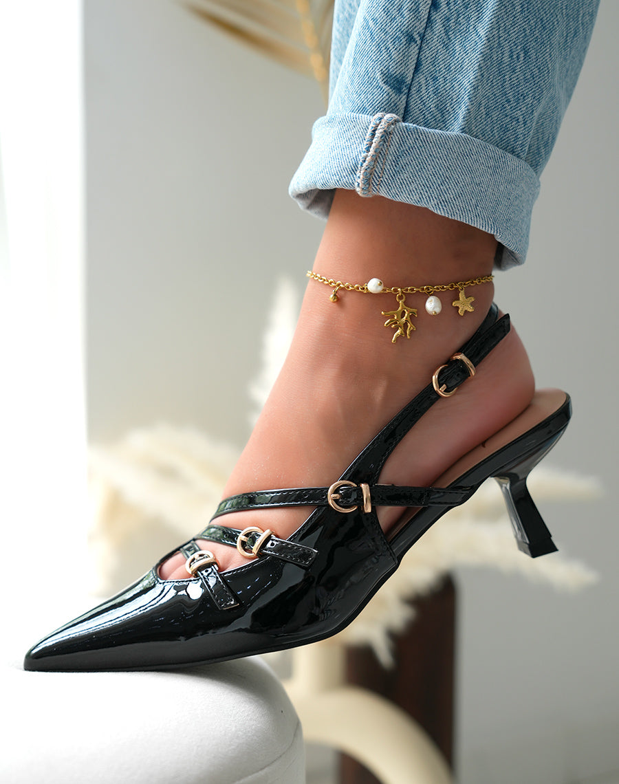 Escarpins femme noirs vernis à bout pointu et petit talon avec boucles dorées