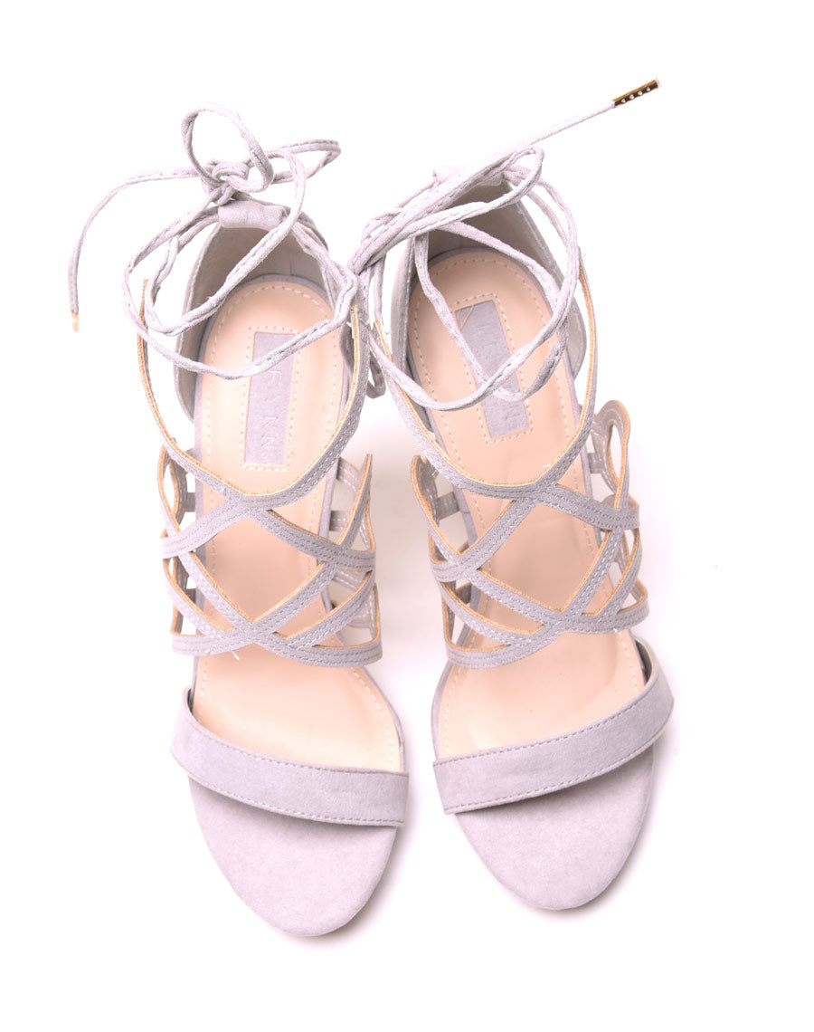 Escarpins gris ajourés en suédine