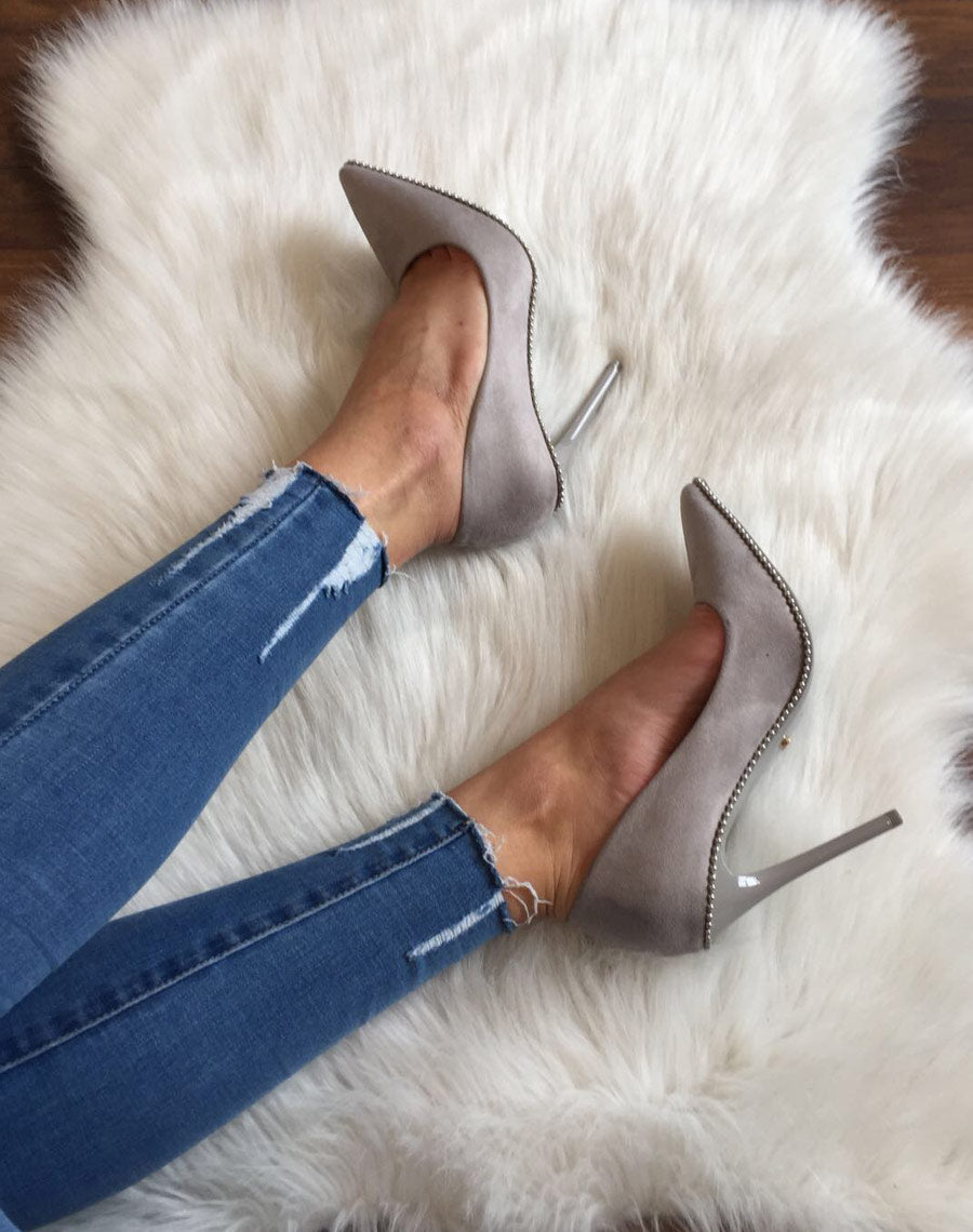 Escarpins gris ornés de perles argentées