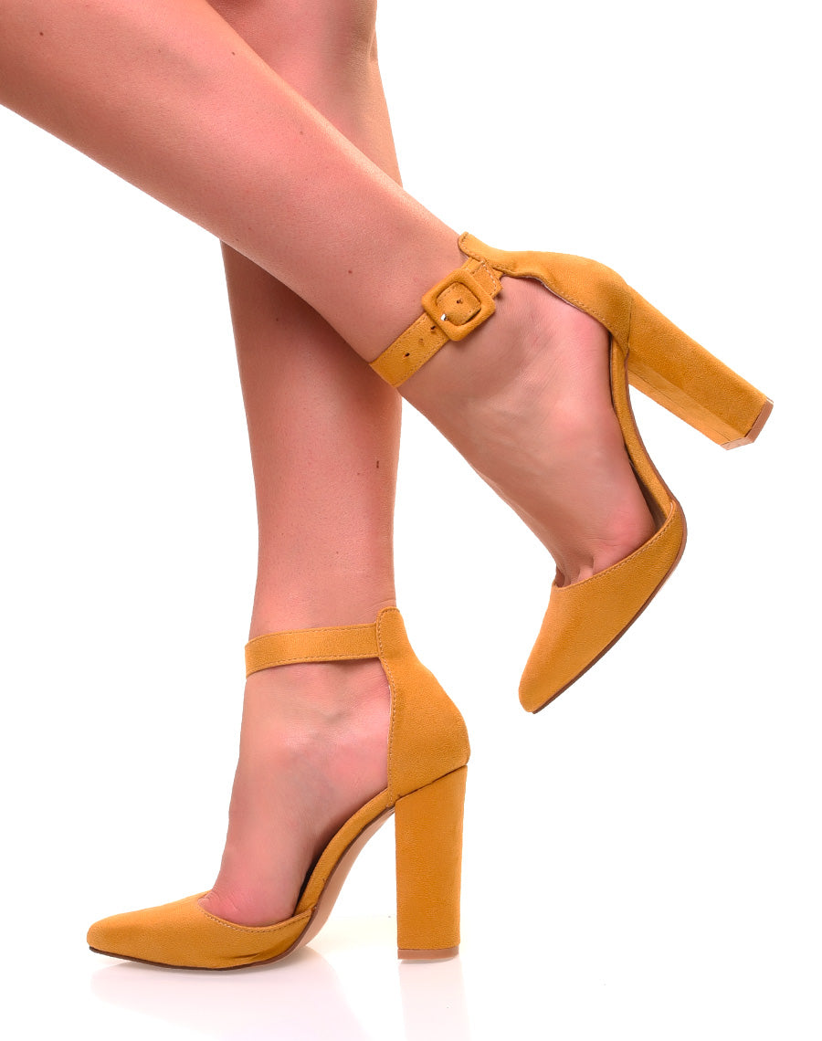 Escarpins jaunes en suédine à talons carrés