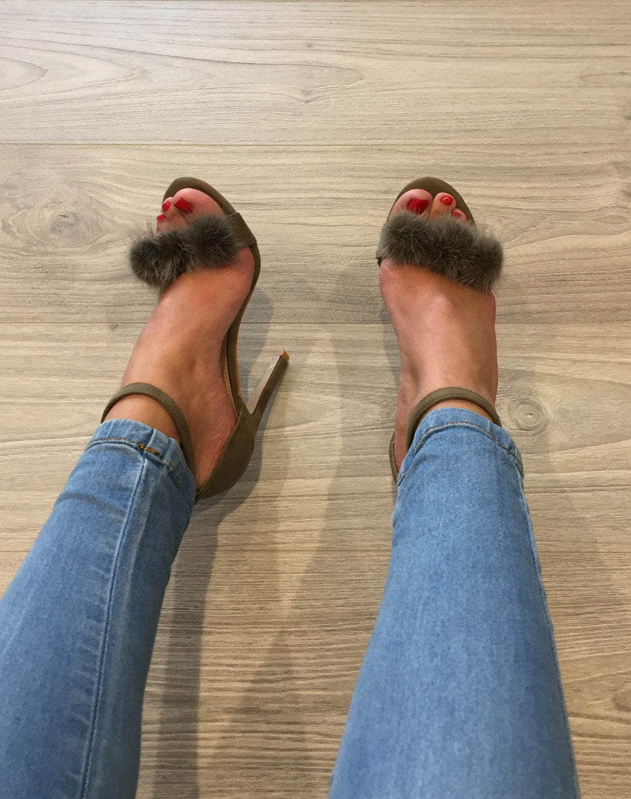 Escarpins kaki en suédine à pompons