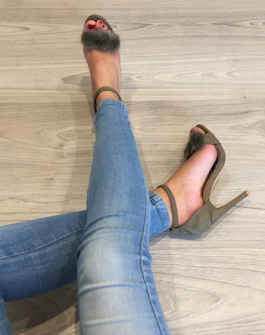 Escarpins kaki en suédine à pompons