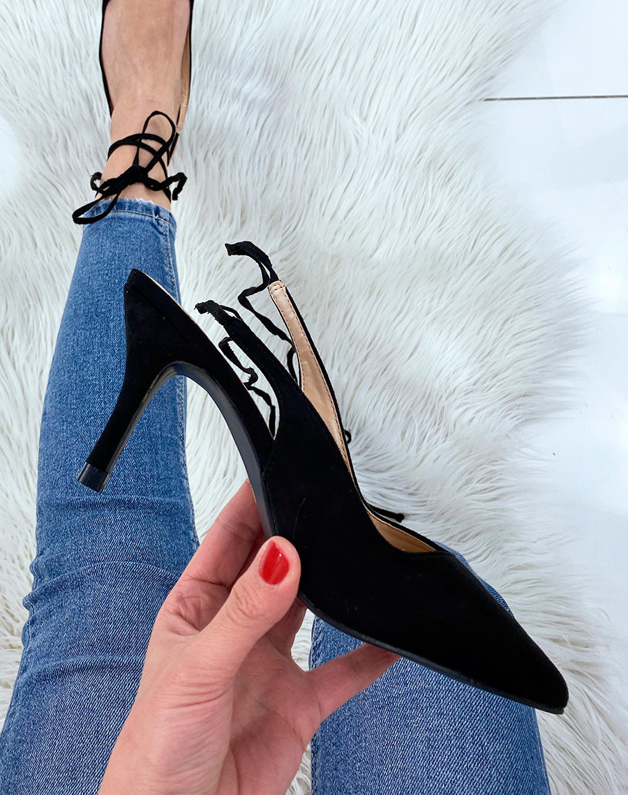 Escarpins noires ouvert à l’arrière à longues lanières