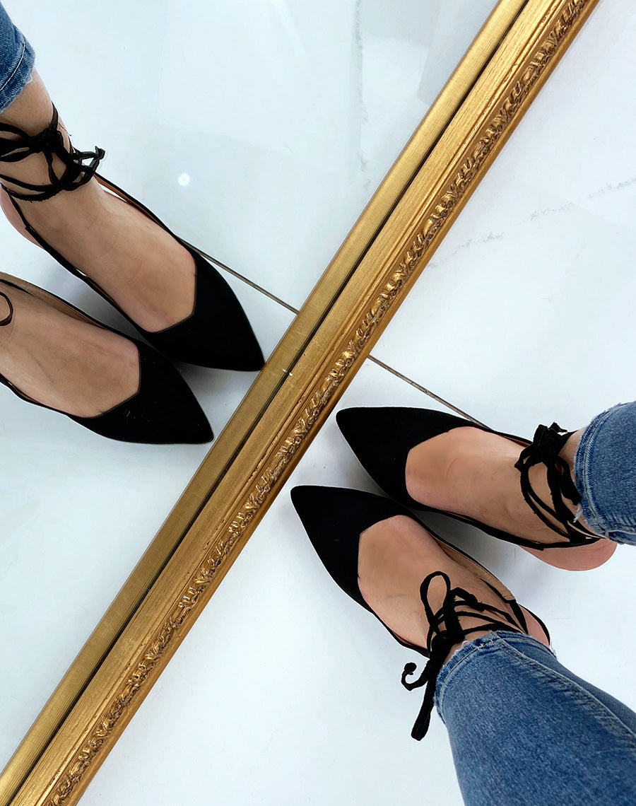 Escarpins noires ouvert à l’arrière à longues lanières