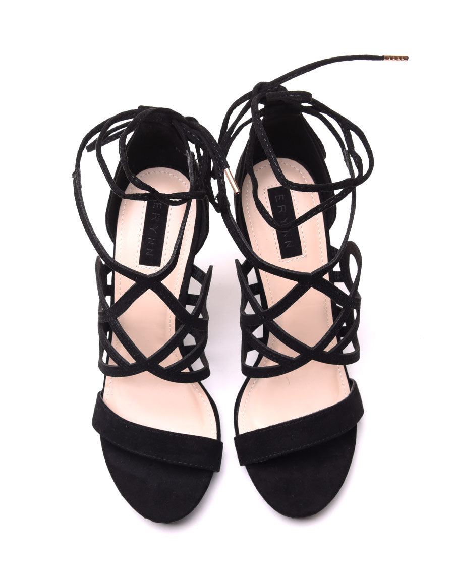 Escarpins noirs ajourés en suédine