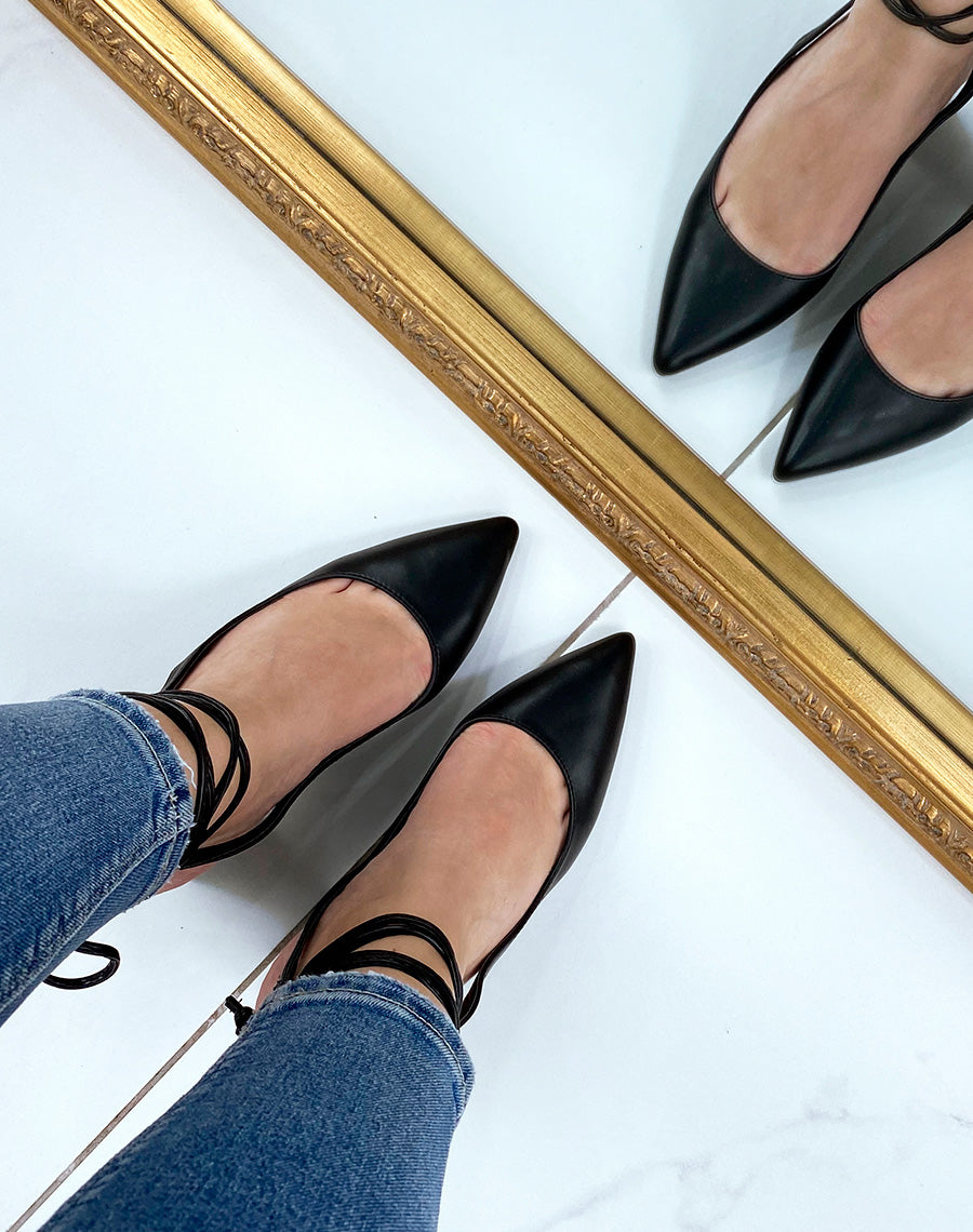 Escarpins noirs avec lanière à lacets et bouts pointus