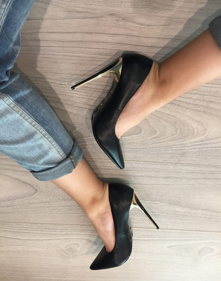 Escarpins noirs à bout pointu et talon doré