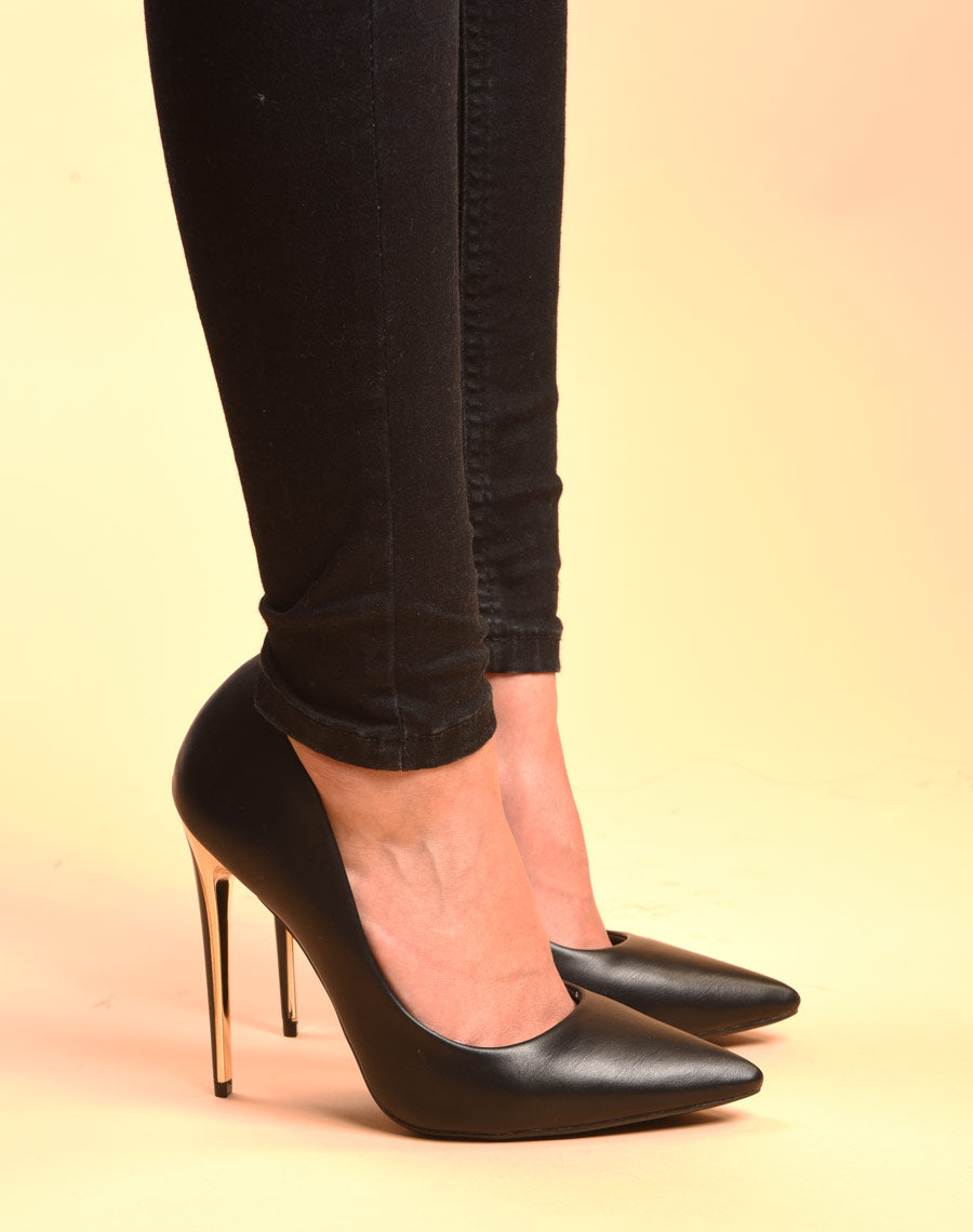 Escarpins noirs à bout pointu et talon doré