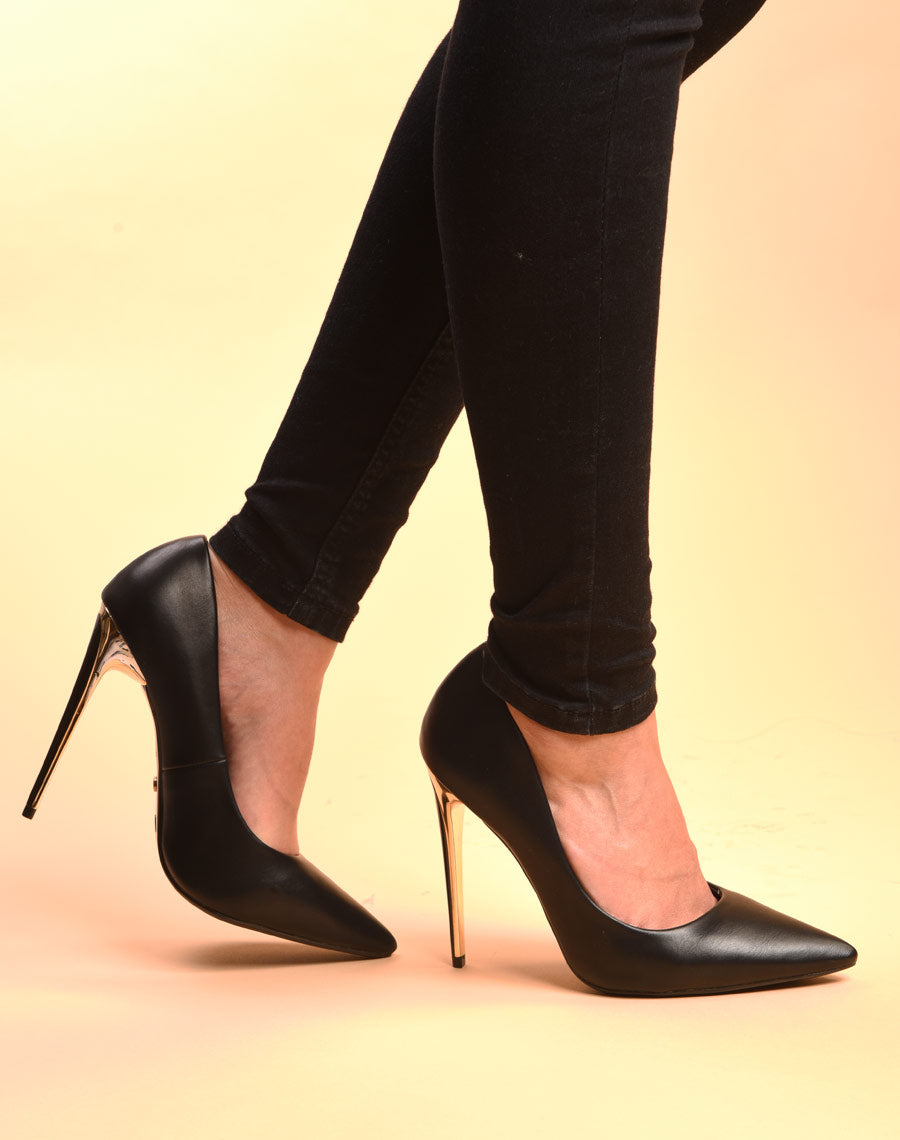 Escarpins noirs à bout pointu et talon doré