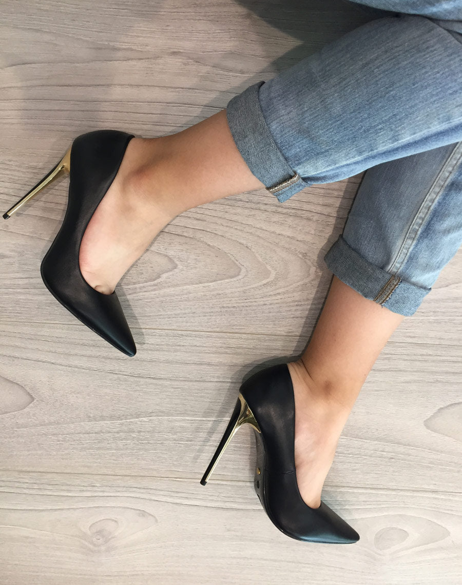 Escarpins noirs à bout pointu et talon doré