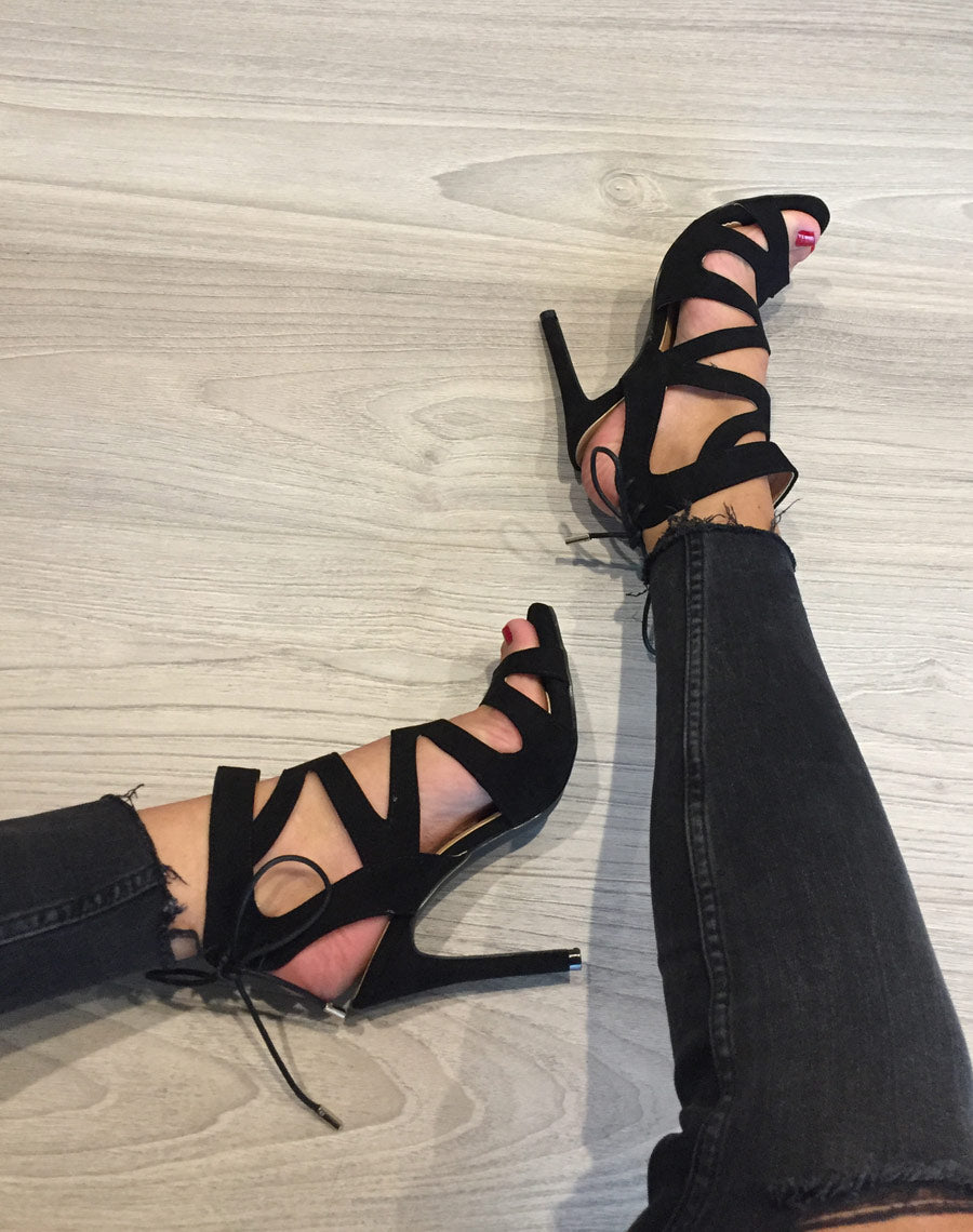 Escarpins noirs à brides multiples et lacet arrière