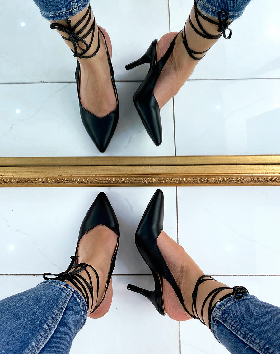 Escarpins noirs en simili-cuir ouvert à l’arrière