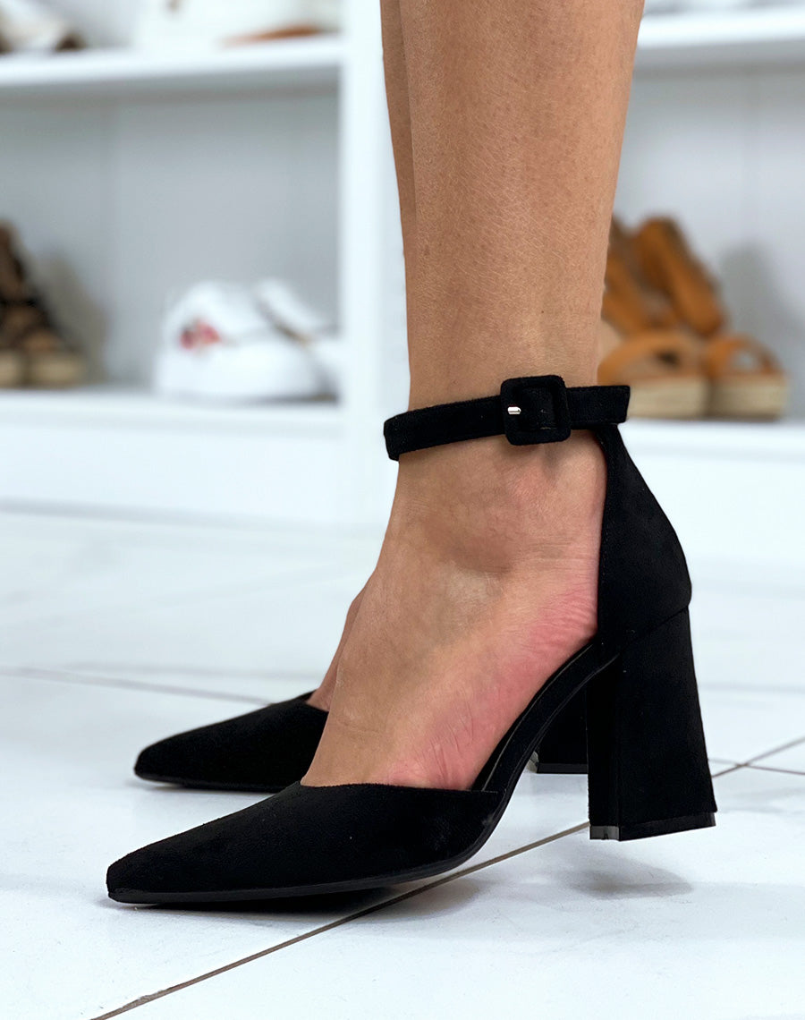 Escarpins noirs en suédine à bout pointu et lanière épaisse
