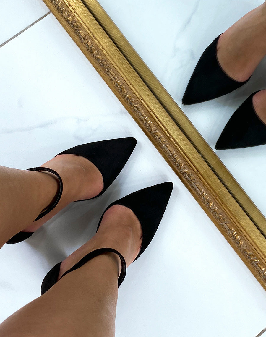 Escarpins noirs en suédine à bout pointu et lanière épaisse