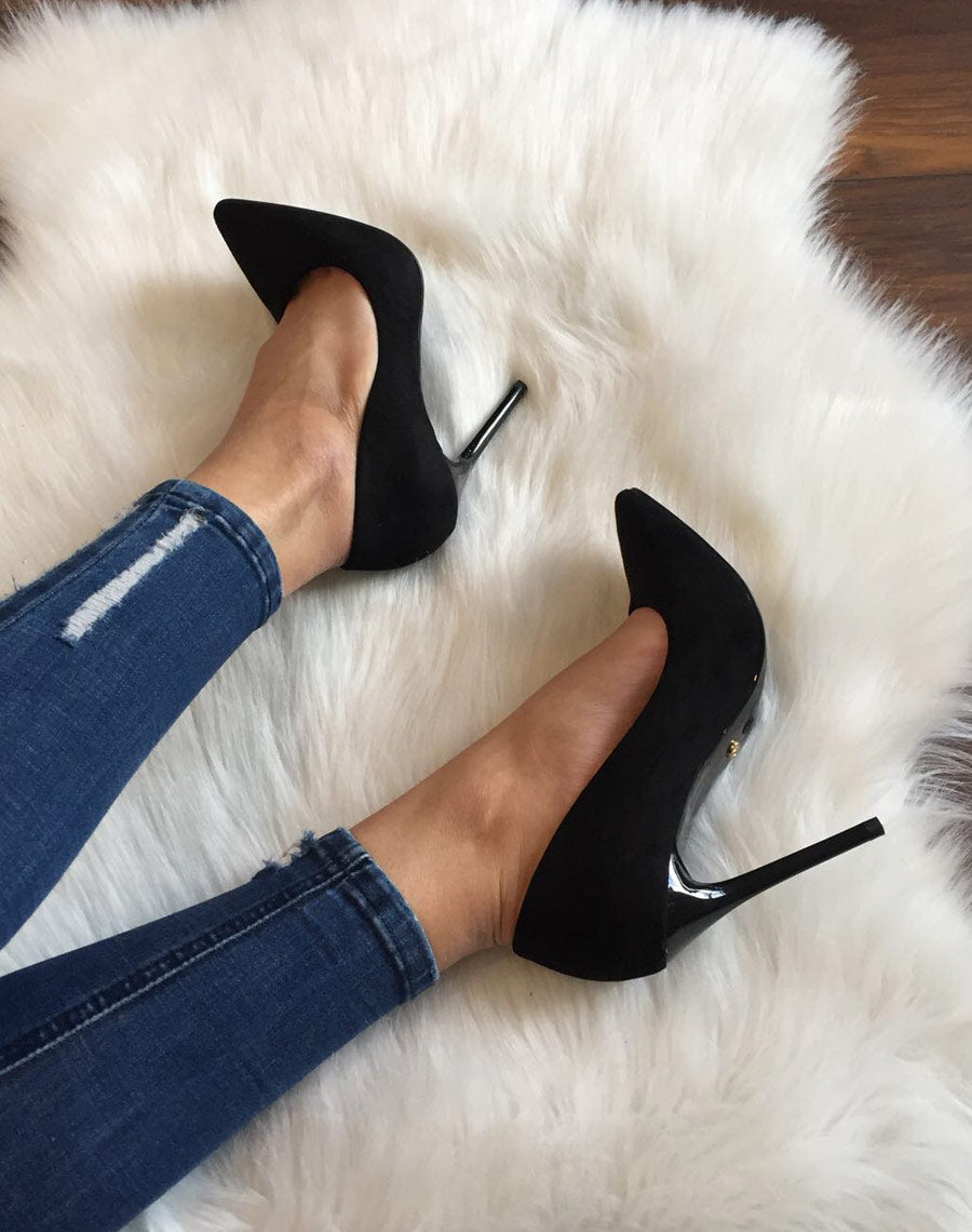 Escarpins noirs en suédine et à talons aiguilles