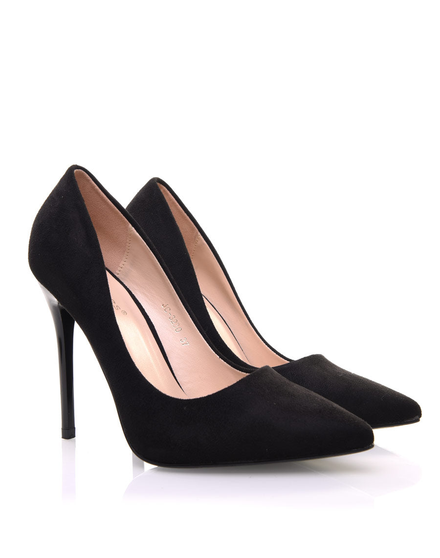 Escarpins noirs en suédine et à talons aiguilles