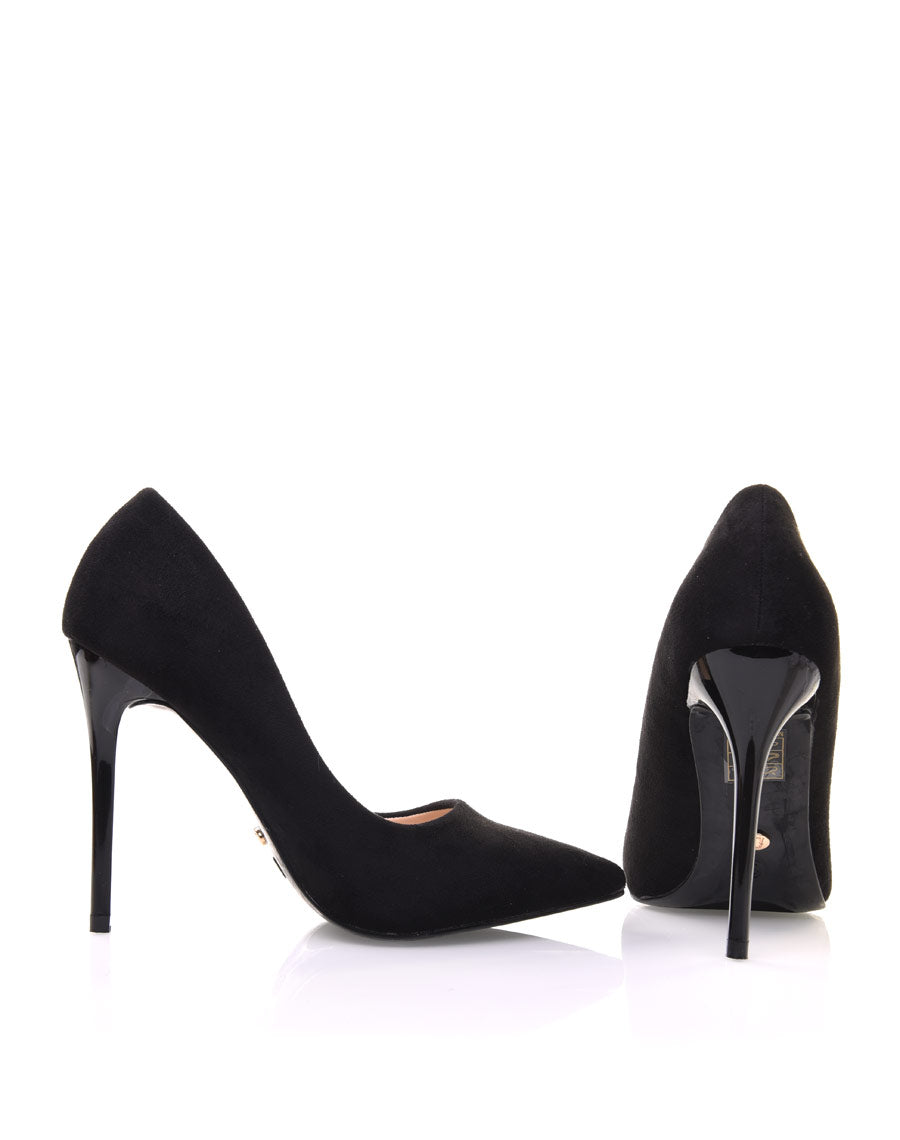 Escarpins noirs en suédine et à talons aiguilles