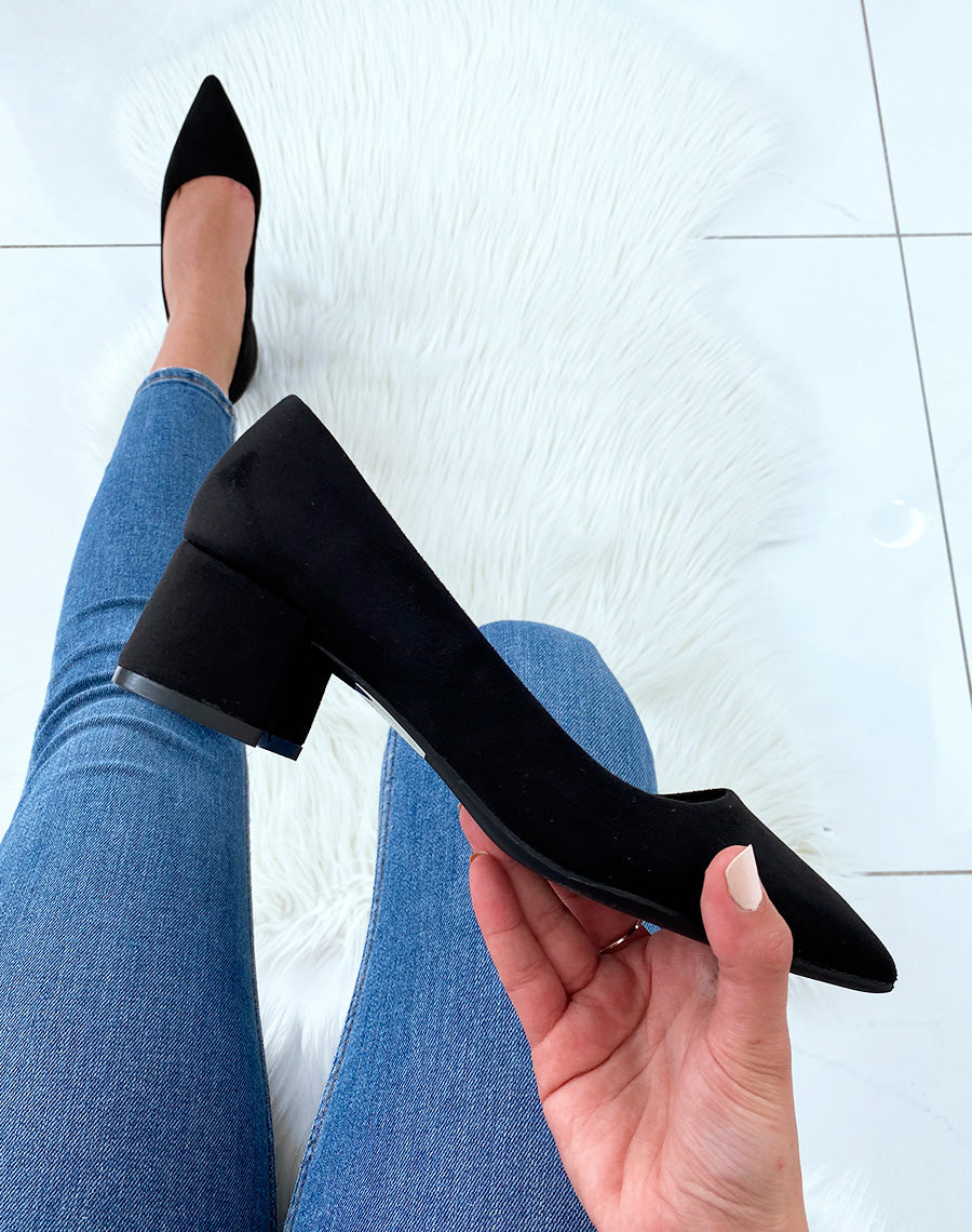 Escarpins noirs en suédine à petit talon