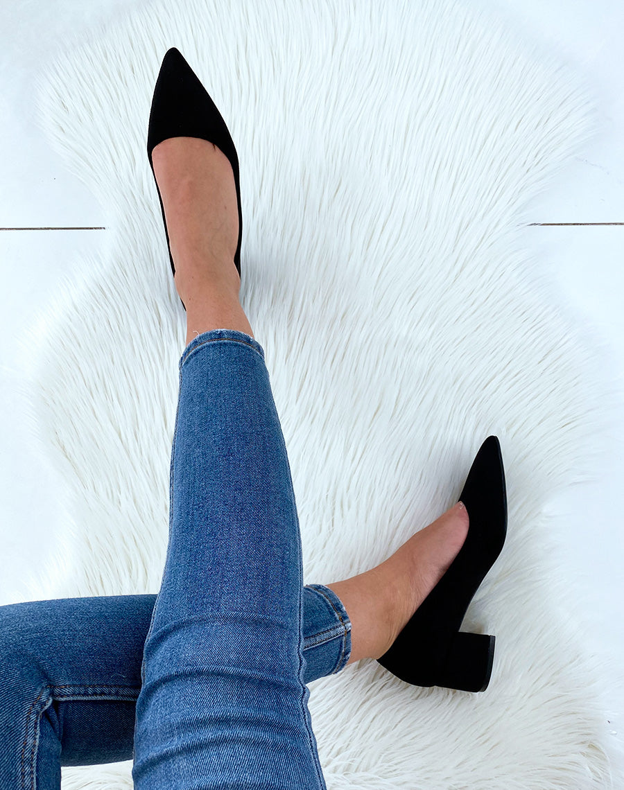 Escarpins noirs en suédine à petit talon