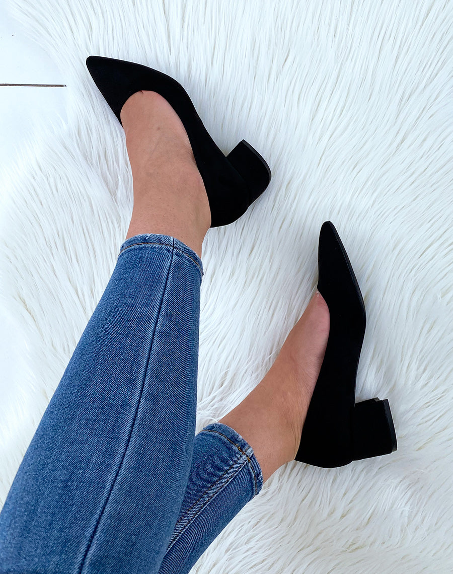 Escarpins noirs en suédine à petit talon