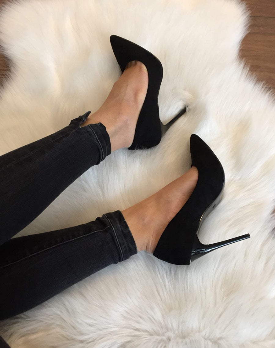 Escarpins noirs en suédine à talons aiguilles