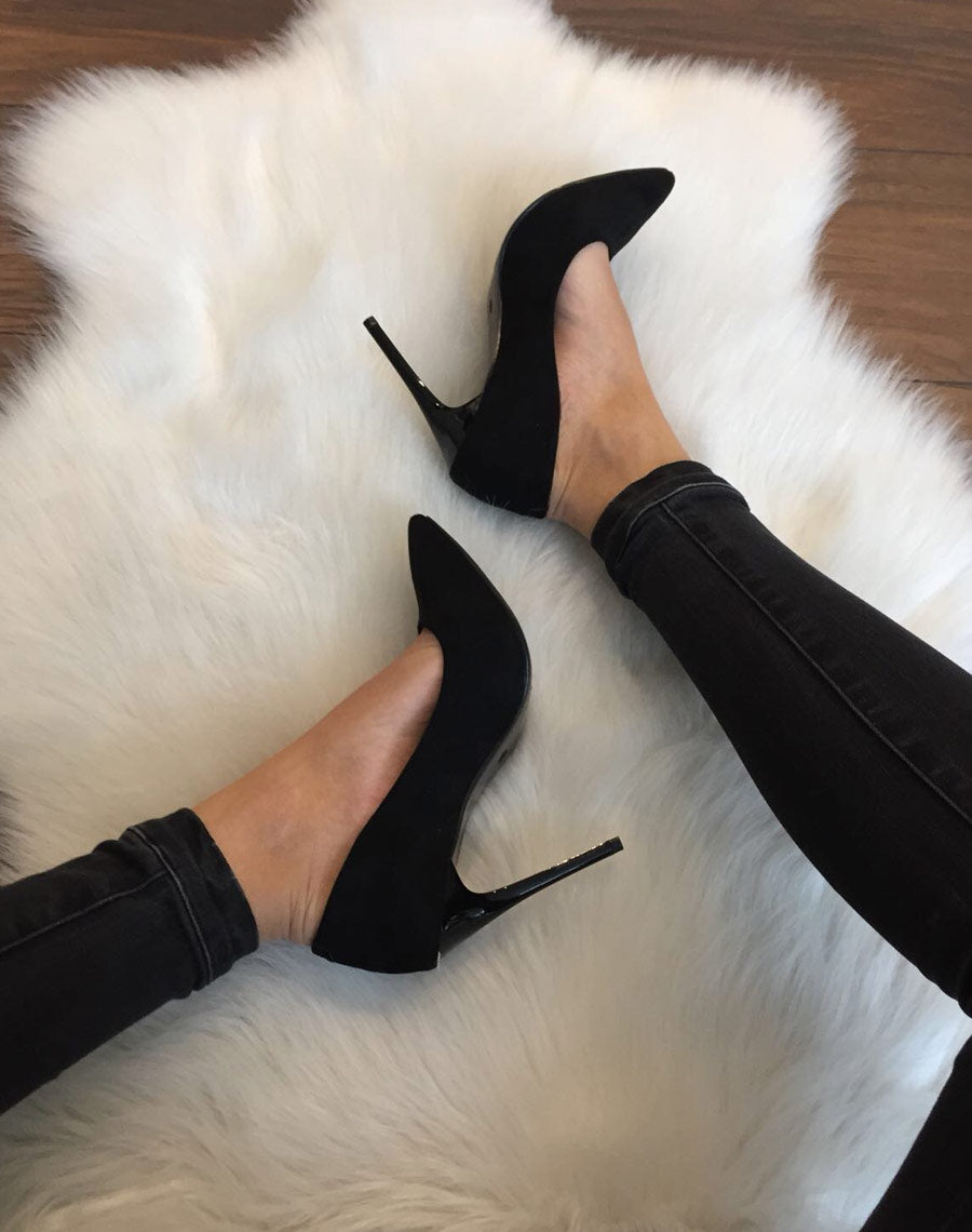 Escarpins noirs en suédine à talons aiguilles