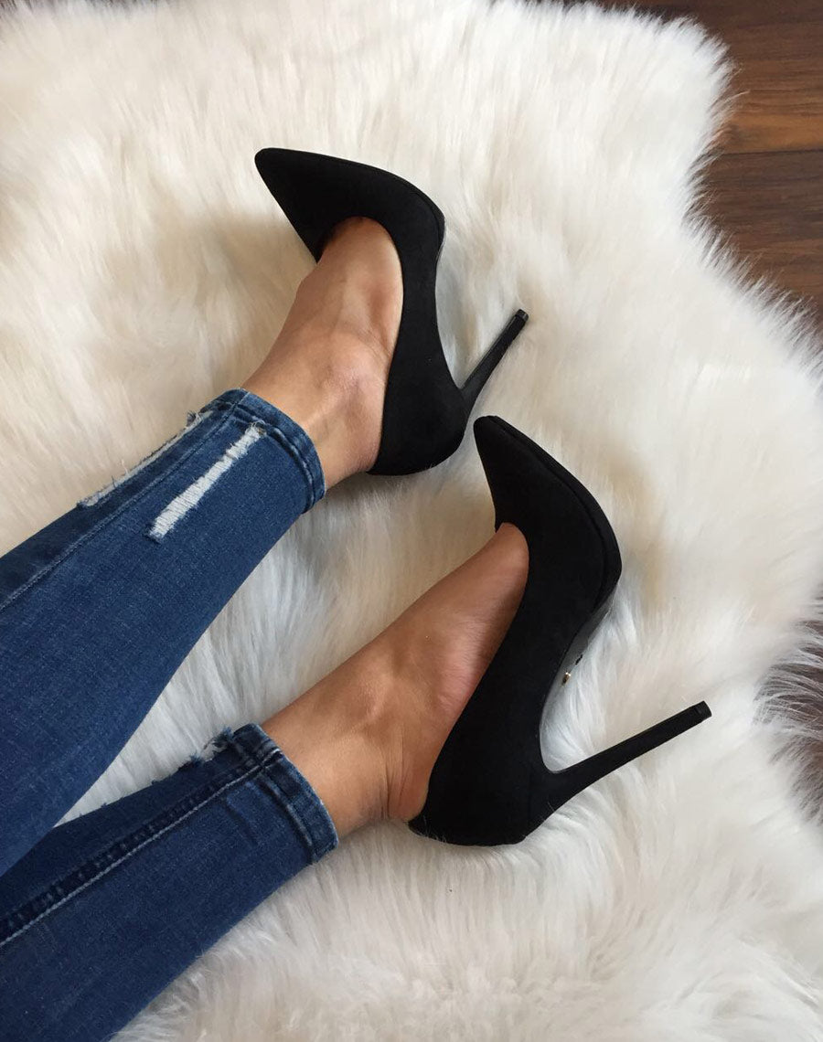 Escarpins noirs en suédines et bouts pointus