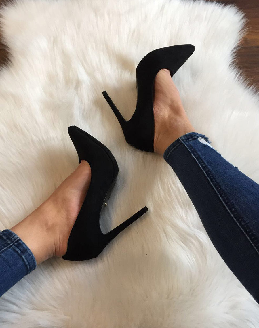 Escarpins noirs en suédines et bouts pointus