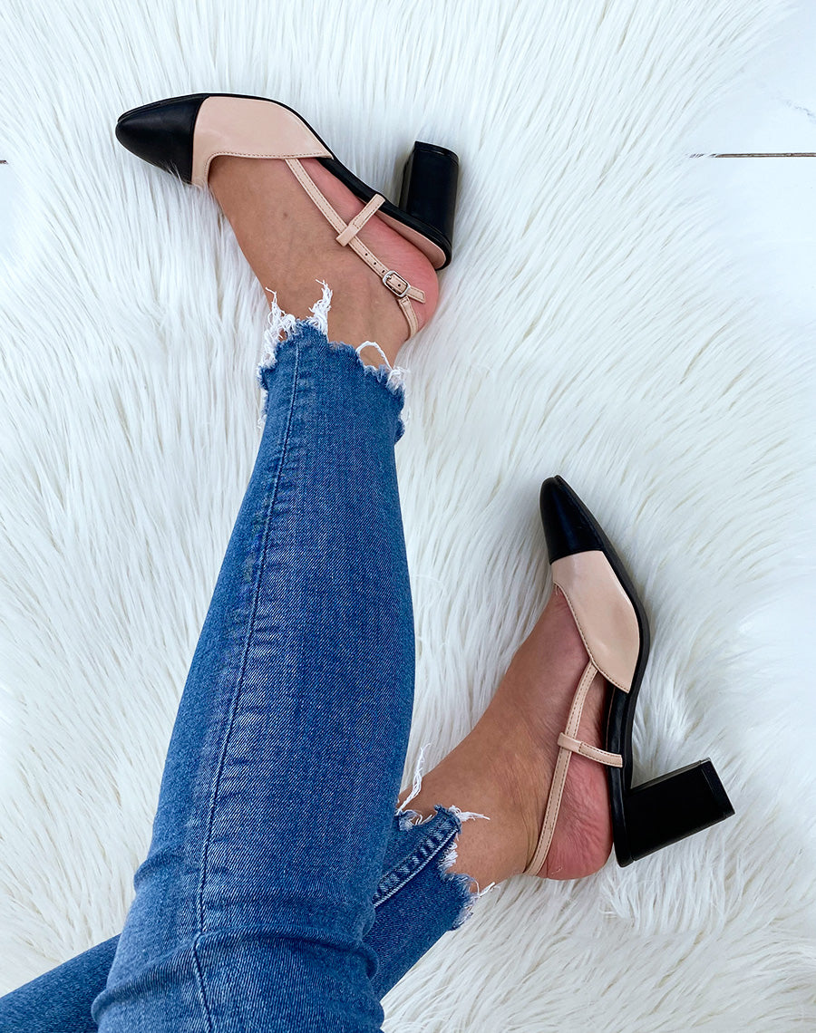 Escarpins noirs et beiges à bout rond et à petit talon